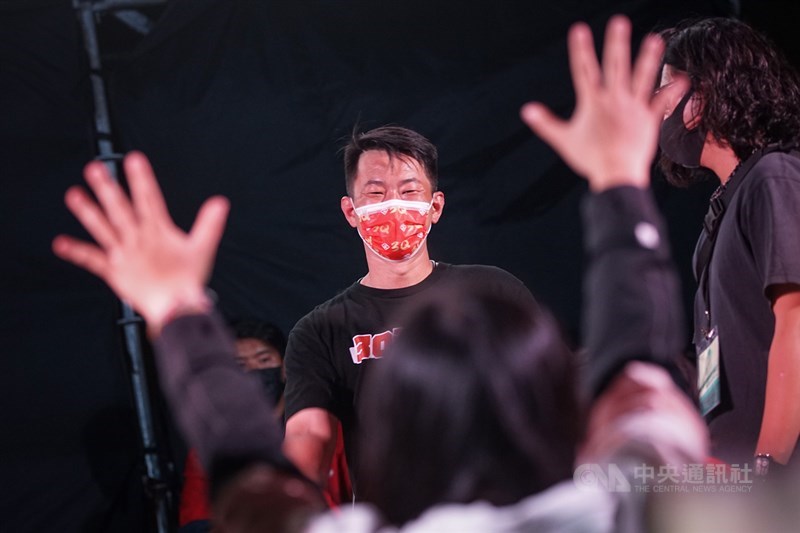 台灣基進立委陳柏惟(後中)罷免案過關,中選會將於7天內公告解除職務。陳柏惟晚間出面感謝支持者相挺、互相合影留念,現場民眾仍不斷為他加油打氣。中央社記者裴禛攝 110年10月23日