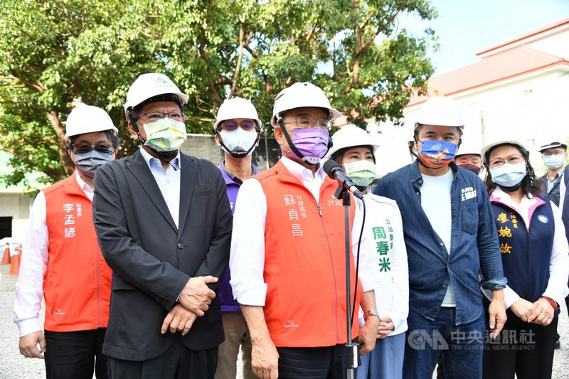 行政院長蘇貞昌(前排左2)23日在屏東縣長潘孟安(前排左1)、民進黨立委周春米(前排左3)、莊瑞雄(前排右2)、鍾佳濱(後排左2)、國民黨廖婉汝(前排右1)等人陪同下,視察恆春旅遊醫院,行前也回應媒體時事提問。(行政院提供)中央社記者賴于榛傳真 110年10月23日