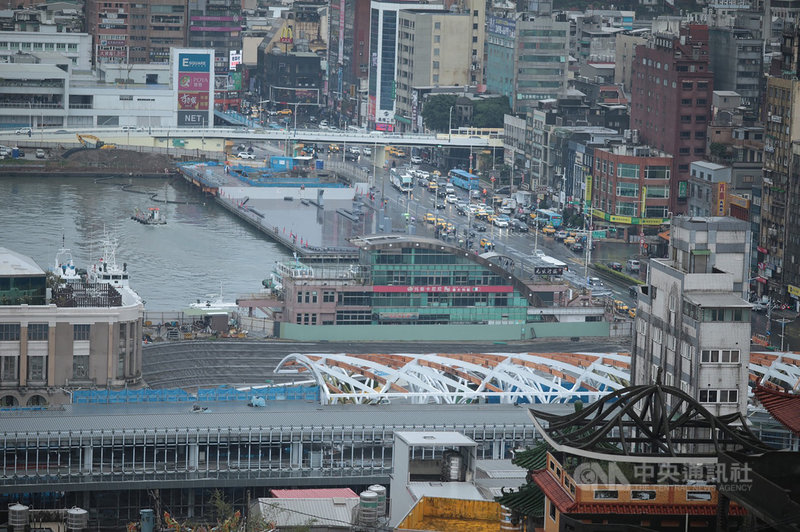 位於基隆港西岸半山腰、前身是太平國小校舍的太平青鳥書店23日正式開幕,從書店就可遠眺基隆海港,擁有極佳視野。(基隆市政府提供)中央社記者沈如峰基隆傳真 110年10月23日