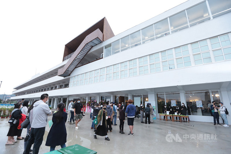 基隆市政府與青鳥書店合作,將位於基隆港西岸半山腰、已停辦的太平國小校舍整修轉型作為太平青鳥書店,23日開幕,吸引許多民眾上山看書、看海、看郵輪,享受海景第一排書店帶來的藝文氣息。(基隆市政府提供)中央社記者沈如峰基隆傳真 110年10月23日