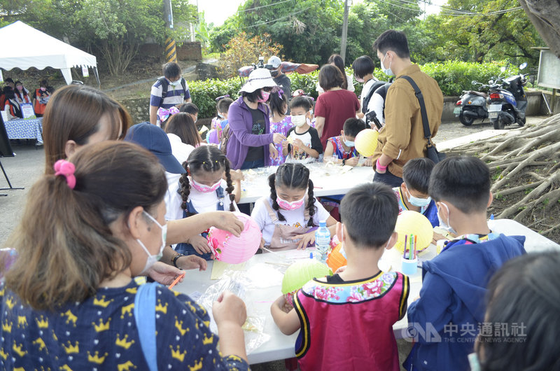 嘉義市客庄文化活動23日在鹿寮里鎮安宮舉辦,參加民眾彩繪祈福燈籠,一同打造「客家祈福燈籠」步道,祈願台灣全年都平安。中央社記者蔡智明攝 110年10月23日