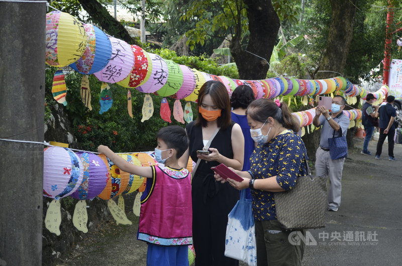 由嘉義市小學客語班學童與參加客庄文化活動民眾彩繪的祈福燈籠,23日掛在鹿寮里鎮安宮,打造「客家祈福燈籠」步道。中央社記者蔡智明攝 110年10月23日