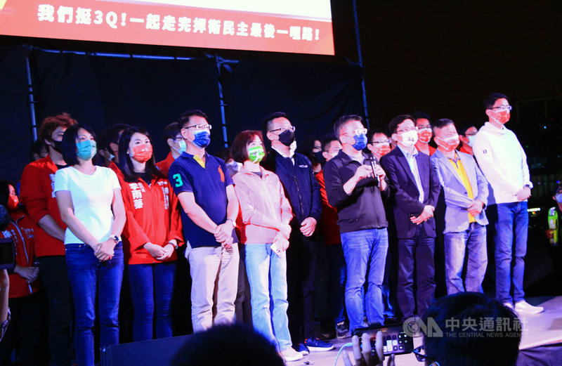台灣基進立委陳柏惟遭罷免成功,立法院副院長蔡其昌(前右4)23日晚間在台中表示,陳柏惟很認真也很勇敢,罷免案過程中也有勇敢的鄉親陪伴,他從高雄來台中參政,雖然挑戰很多,選上之後面對在地勢力反撲,這個結果可以難過,但是不能失志。中央社記者蘇木春攝 110年10月23日