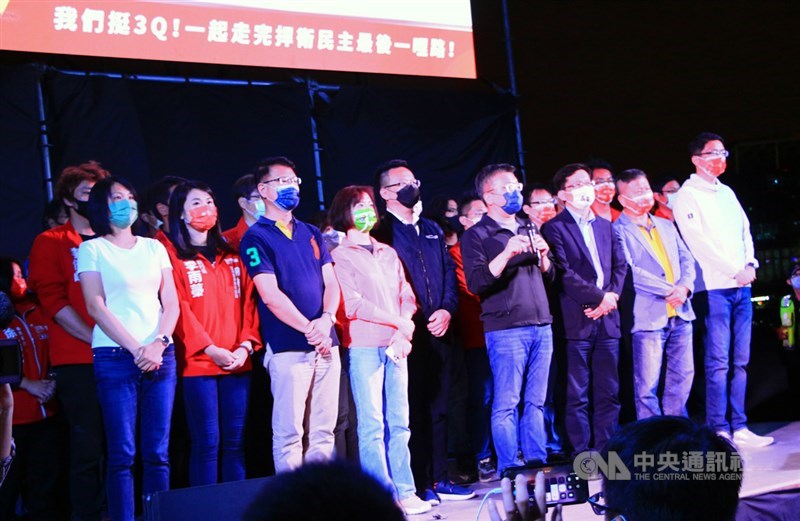 台灣基進立委陳柏惟遭罷免成功,立法院副院長蔡其昌(前右4)23日晚間在台中表示,陳柏惟很認真也很勇敢,罷免案過程中也有勇敢的鄉親陪伴,他從高雄來台中參政,雖然挑戰很多,選上之後面對在地勢力反撲,這個結果可以難過,但是不能失志。中央社記者蘇木春攝 110年10月23日