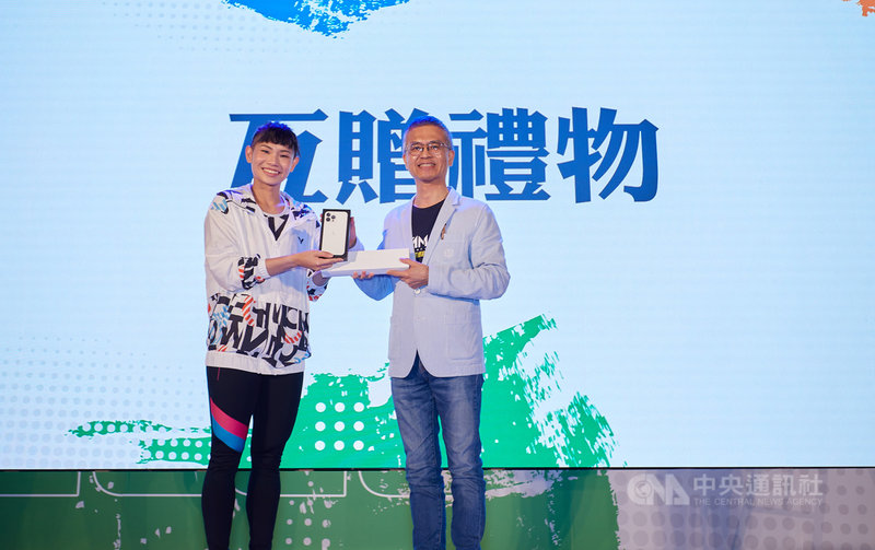 中華電信攜手MOD代言人、世界羽球球后戴資穎(左)舉辦東京奧運後首場見面會,並在線上與萬名粉絲互動同樂。右為中華電信總經理郭水義。(中華電信提供)中央社記者江明晏傳真 110年10月23日