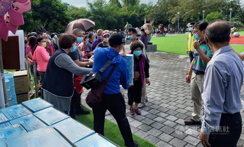 法務部行政執行署彰化分署23日在竹山文化園區變賣扣押口罩,由於50片只賣20元,好康消息吸引數百人排隊,開賣不到半小時,800盒就被搶購一空。(彰化分署提供)中央社記者蕭博陽南投縣傳真 110年10月23日