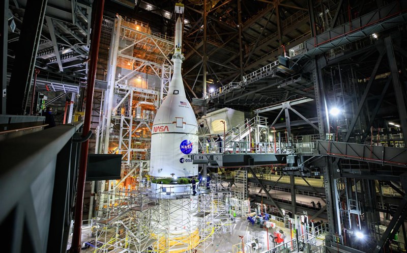 美國國家航空暨太空總署(NASA)22日表示,目標在明年2月進行無人登月任務「阿提米絲1號」(Artemis 1)。(圖取自twitter.com/NASA)