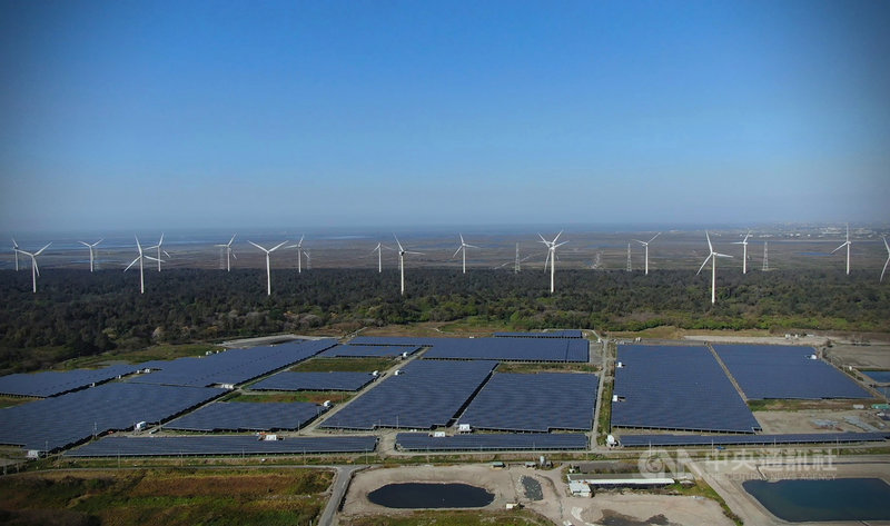 國泰人壽與開陽能源合作興建雲林麥寮天機太陽能電廠23日正式落成。圖為太陽能電廠第一期在今年3月完工,裝置容量達到26MW(百萬瓦),面積約25公頃。(國泰金控提供)中央社記者蘇思云傳真 110年10月23日