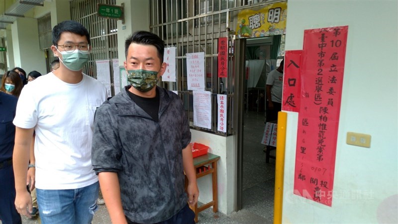 台灣基進立委陳柏惟罷免案投票23日登場,陳柏惟(右)上午前往台中市龍井區龍峰國小投票所投票。中央社記者蘇木春攝 110年10月23日