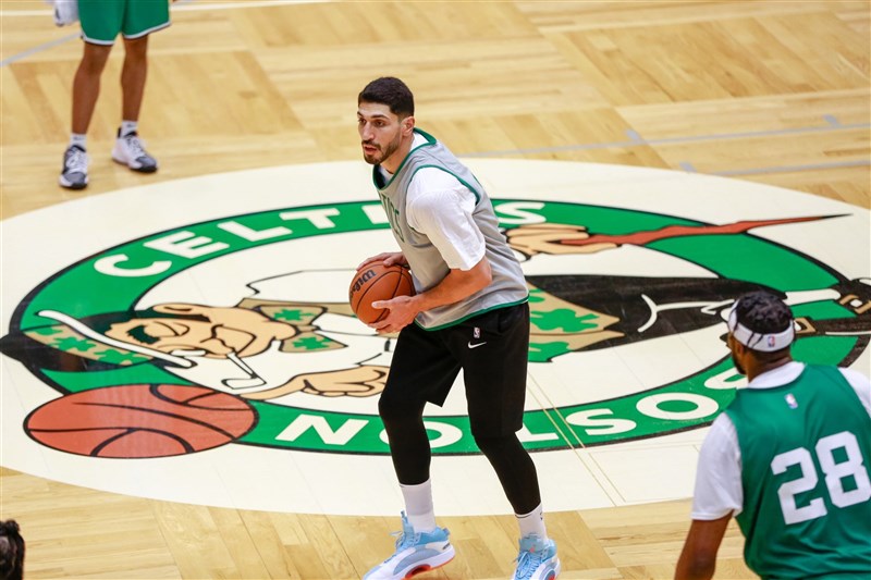 美國職籃NBA波士頓塞爾蒂克中鋒坎特22日在推特上傳新影片,譴責中國對待維吾爾族等穆斯林少數民族的人權紀錄。(圖取自twitter.com/EnesKanter)