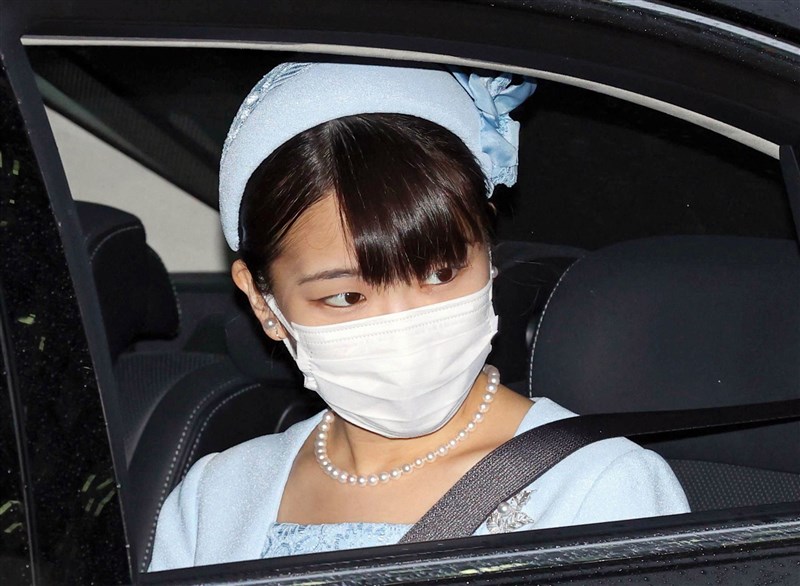 日本皇室秋篠宮文仁親王長女真子內親王23日滿30歲,這是她最後一次以皇族身分過生日。圖為真子22日前往日本東京皇居。(共同社)