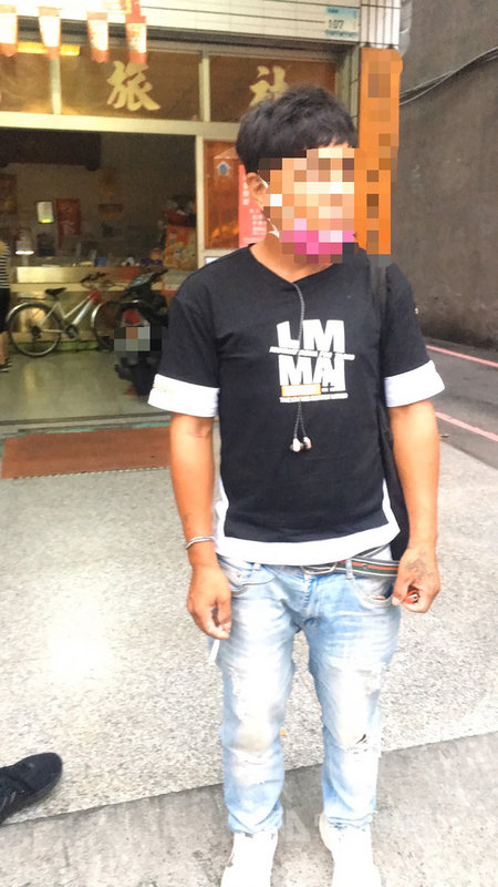 桃園市曾姓男子(圖)因搭乘公車時曾與司機起口角,竟四處破壞公車站電子看板。大溪警分局員警22日遠赴屏東逮捕曾男,訊後送辦,後續也將依法求償。(翻攝照片)中央社記者葉臻傳真 110年10月23日