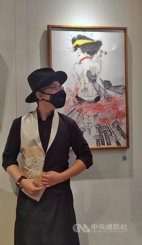 漫畫家葉羽桐以「山海經」為靈感,創作漫畫「貓劍客」,續作「貓劍客—江戶篇.十二命花魁」也於8月出版,即日起在台北靠邊走藝術空間推出手稿特展。中央社記者王寶兒攝 110年10月23日