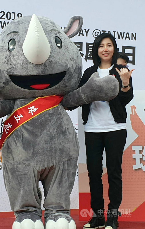 六福董事長莊豐如(右)認為,未來2019冠狀病毒疾病(COVID-19)疫情「流感化」,與病毒共存將是共識,因此「逐步開放、回歸正常生活」,是目前全球各國的政策執行目標。中央社記者江明晏攝 110年10月23日