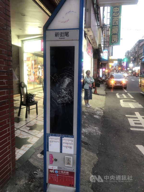 桃園市大溪警分局23日表示,一名40歲曾姓男子過去搭乘公車時,曾因延遲投幣被司機斥責,竟從此懷恨在心,日前在大溪一帶四處破壞公車站電子看板。目前被破壞的看板皆已由桃園市政府換新。(翻攝照片)中央社記者葉臻傳真 110年10月23日