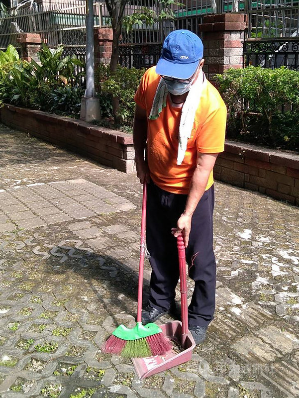 從事工地搬運的56歲陳先生2年前工作時不慎造成右腿骨折,不得已只能退出原先的職場,後續求職處處碰壁,後來在勞動部銀髮中心協助下,獲得清潔人員工作,成功重返職場。(銀髮人才資源中心提供)中央社記者吳欣紜傳真 110年10月23日