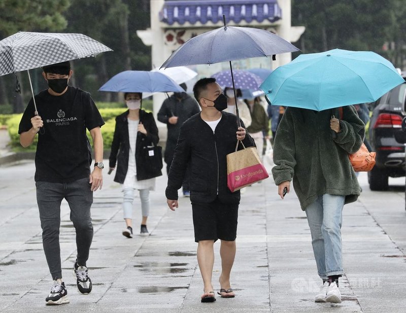 中央氣象局表示,23日東北季風持續影響,配合華南雲雨區東移影響,北台灣整日仍然都有降雨情形;氣溫方面,北部、東北部、東部地區高溫大約攝氏21到23度,整日感受上較濕冷。中央社記者張皓安攝 110年10月23日