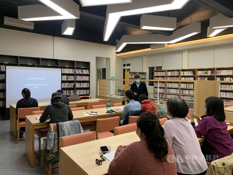 馬祖作家劉宏文(站者)主張「用古老的語言跟生活結合」,透過將閩東語跟現代文類、文風連結,讓民眾可以有更多元方法學習與親近母語,從中找到生活應用方法。中央社記者邱筠攝 110年10月24日