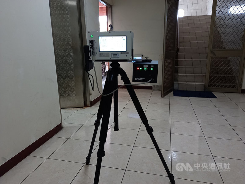 有民眾駕車行經夜間幾乎黑漆漆的國道6號遭國道警方流動測速照相取締。國道第七大隊24日證實,確實配有一套可在全黑、無光源環境取締違規的先進裝備,機動出沒各處。(民眾提供)中央社記者蕭博陽南投傳真 110年10月24日
