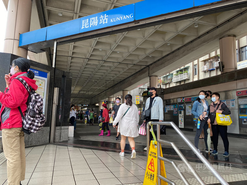 宜蘭縣南澳鄉發生芮氏規模6.5地震，北捷表示，接獲地震訊息後立即按照SOP進行列車清車、暫停營運。圖為捷運昆陽站旅客被引導出站。中央社記者陳昱婷攝 110年10月24日