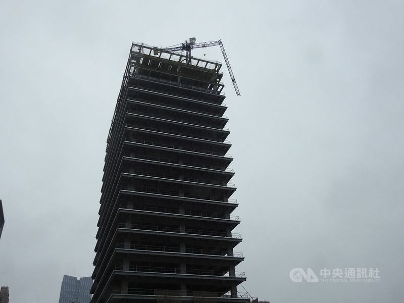 宜蘭縣南澳鄉24日下午發生芮氏規模6.5地震,新北市新莊區某建案工地頂樓吊臂折彎,無掉落危險,警消已到場查看戒護。中央社記者王鴻國攝 110年10月24日