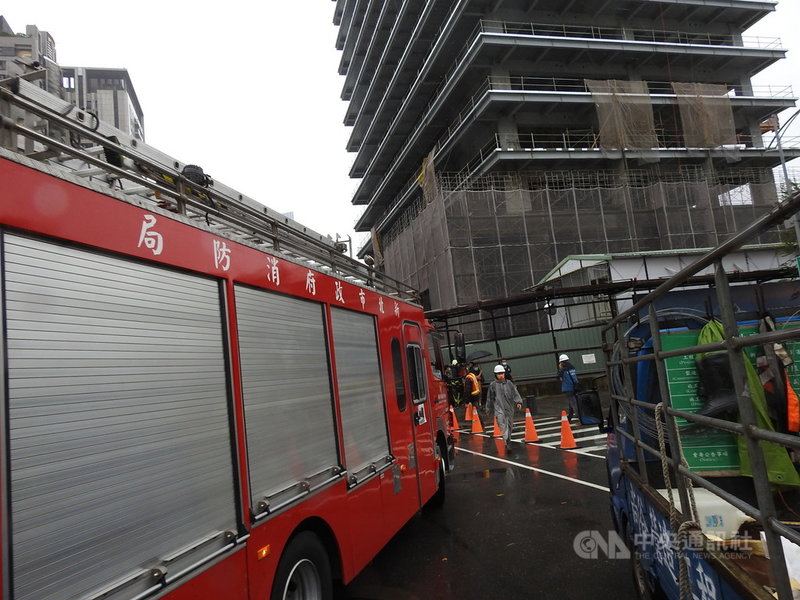 宜蘭縣南澳鄉24日下午發生芮氏規模6.5地震,新北市新莊區發生某建案工地頂樓吊臂折彎災情,警消已到場查看戒護,廠商也調派機具進行拆卸更換。中央社記者王鴻國攝 110年10月24日