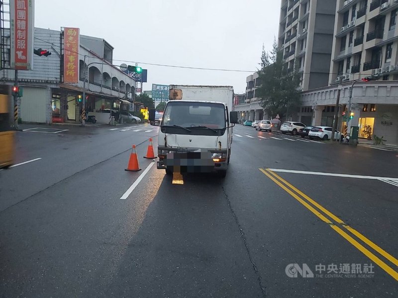 張姓男子22日下午駕駛小貨車行經宜蘭市泰山路左轉時,撞上穿越道路、就讀宜蘭市南屏國小6年級王姓男童。院方人員24日指出,經2夜搶救後,王童仍未脫險。(讀者提供)中央社記者王朝鈺傳真 110年10月24日