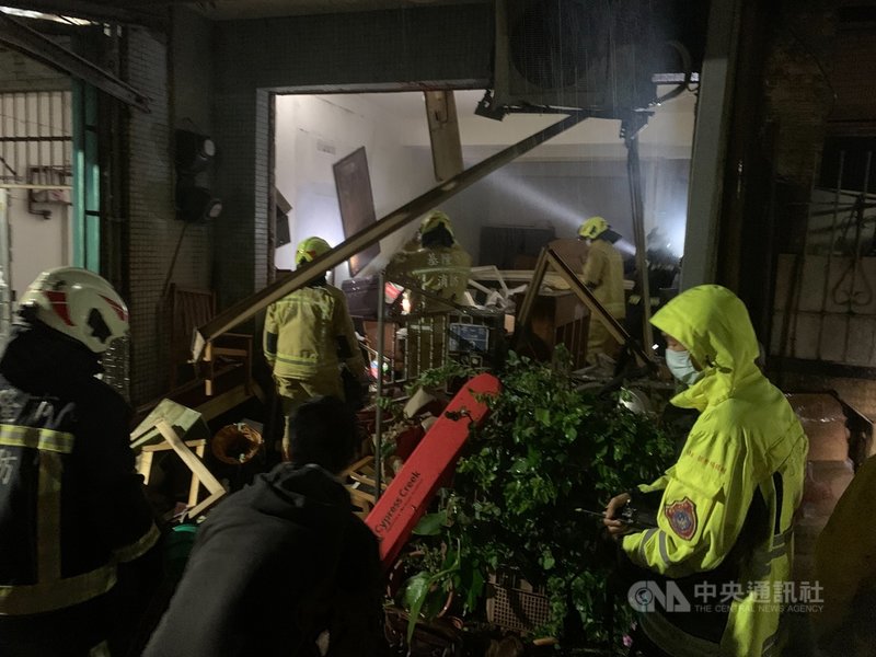 基隆市87歲黃姓婦人24日下午疑在自家煮飯時不慎引發氣爆,臉部和手腳受有燒燙傷,黃婦55歲兒子黃男則手腳受有燒燙傷,2人意識清楚送醫救治。警消已在現場拉起封鎖線,確切事故發生原因待消防局調查釐清。中央社記者王朝鈺攝 110年10月24日