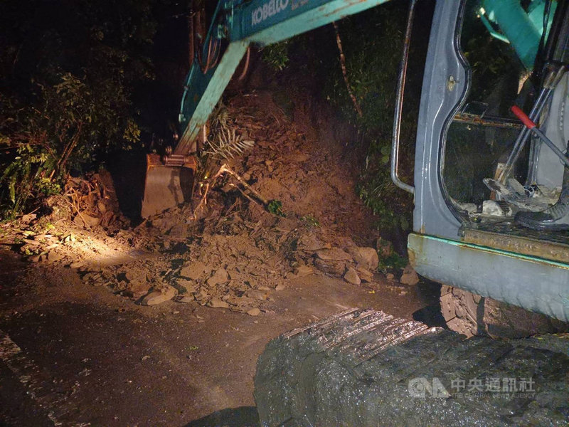 受到地震影響,宜蘭縣清水地熱聯外道路24日晚間發生土石坍方,2名園區女員工受困,警方到場協助脫困。縣府表示,園區25日起休園3天,暫訂28日開園。(讀者提供)中央社記者王朝鈺傳真 110年10月24日