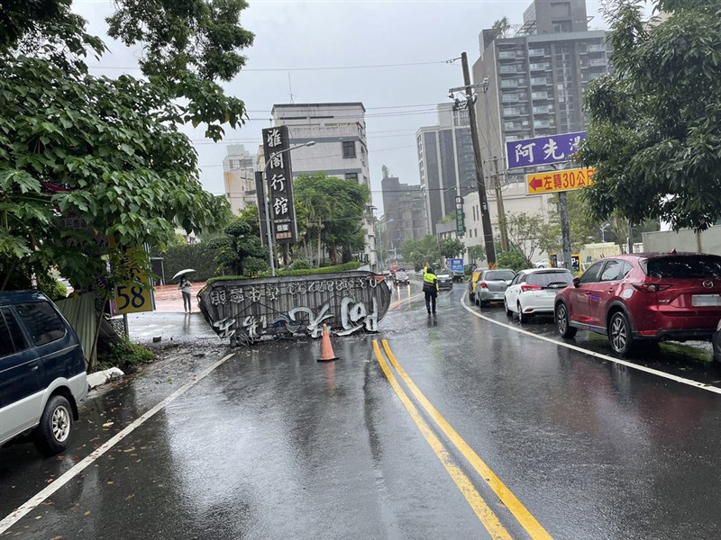 宜蘭縣24日下午1時許接連發生2起地震,造成礁溪鄉忠孝路「阿先泡湯」招牌掉落,警方冒雨到場疏導交通,所幸無人員受傷。(讀者提供)中央社記者王朝鈺傳真 110年10月24日