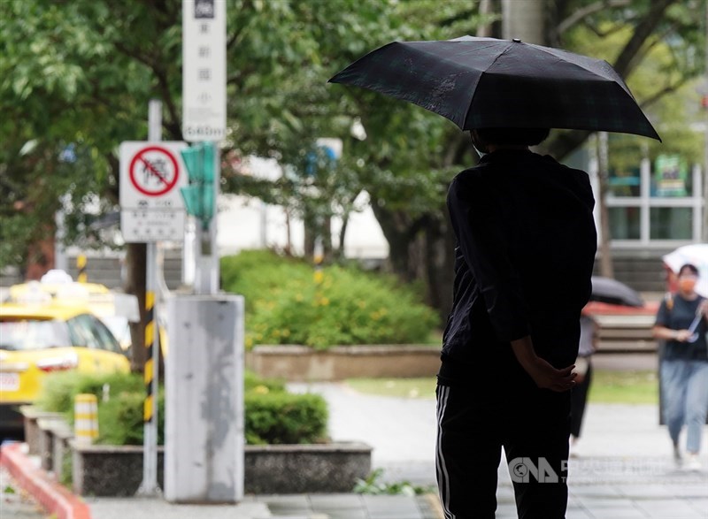 未來一週主要受東北風影響,桃園以北、東半部低溫仍在攝氏20度左右。(中央社檔案照片)