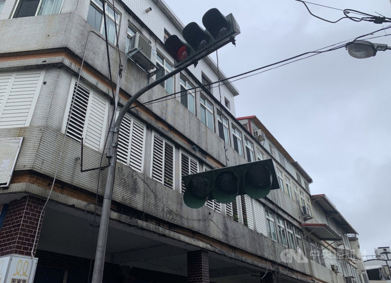 宜蘭縣24日下午1時許接連發生2起地震,造成羅東鎮維揚路152巷紅綠燈受損懸掛在空中,相關單位獲報後,已派員前往處理。(讀者提供)中央社記者王朝鈺傳真 110年10月24日