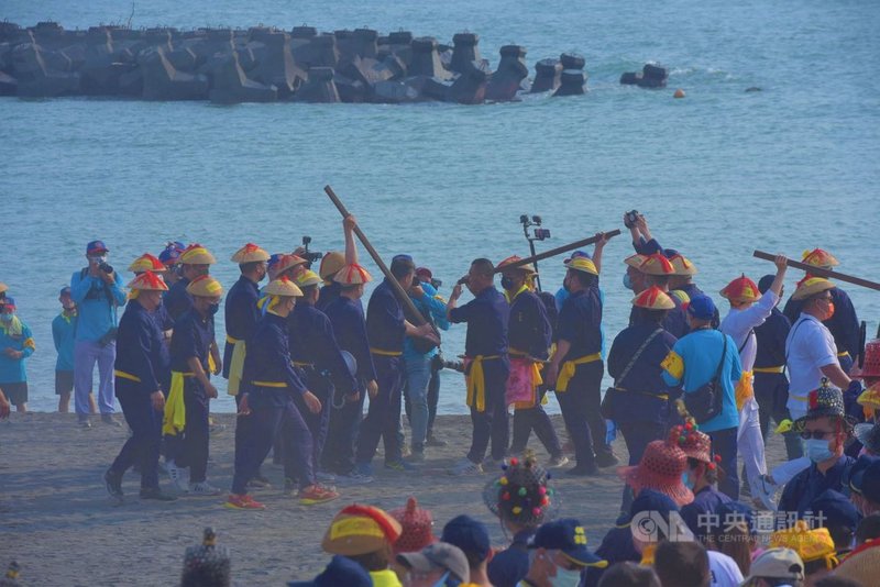 屏東縣東港鎮東隆宮迎王平安祭典24日展開,下午舉行「請水(王)」儀式,「七角頭」乩童在海邊迎請今科代天巡狩大千歲駕臨。(東隆宮提供)中央社記者郭芷瑄傳真 110年10月24日