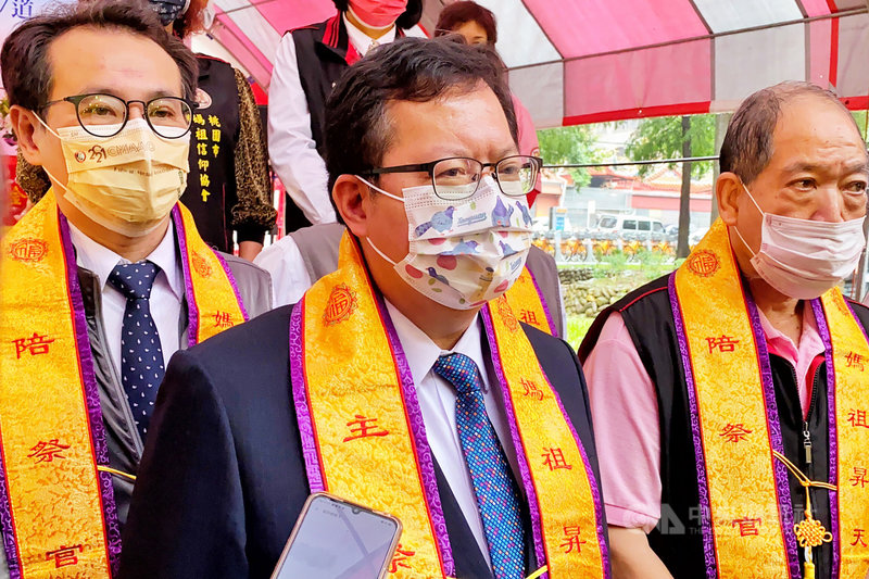 台灣基進立委陳柏惟罷免案通過,桃園市長鄭文燦(中)表示,尊重台中鄉親公民權的行使,陳柏惟未來的路也許還很漫長,會繼續給予鼓勵。中央社記者吳睿騏桃園攝 110年10月24日