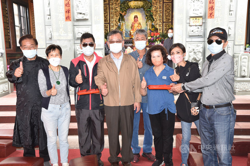 馬公大關口觀音寺24日配合觀世音佛祖出家紀念日,捐贈澎湖望安與七美2離島鄉低收入戶,每人新台幣1000元,澎湖縣長賴峰(左4)表示,感謝大關口觀音寺善舉。(澎湖縣政府提供)中央社 110年10月24日
