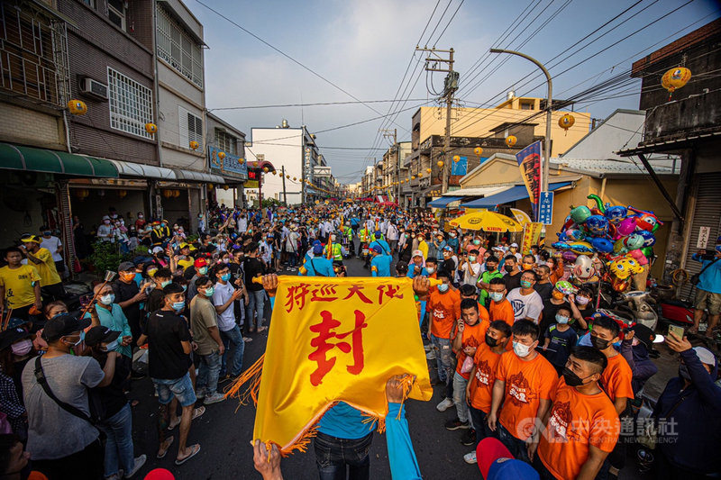 屏東縣東港鎮東隆宮迎王平安祭典24日展開,下午舉行「請水(王)」儀式,請到代天巡狩「封府千歲」駕臨,儀式結束,各陣頭恭迎王駕回東隆宮,沿途民眾恭迎王駕。(東隆宮提供)中央社記者郭芷瑄傳真 110年10月24日