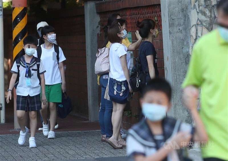 教育部近日放寬規定,在落實防疫規定下高中以下藝術才能班專長課程可辦理跨校際交流活動。(中央社檔案照片)