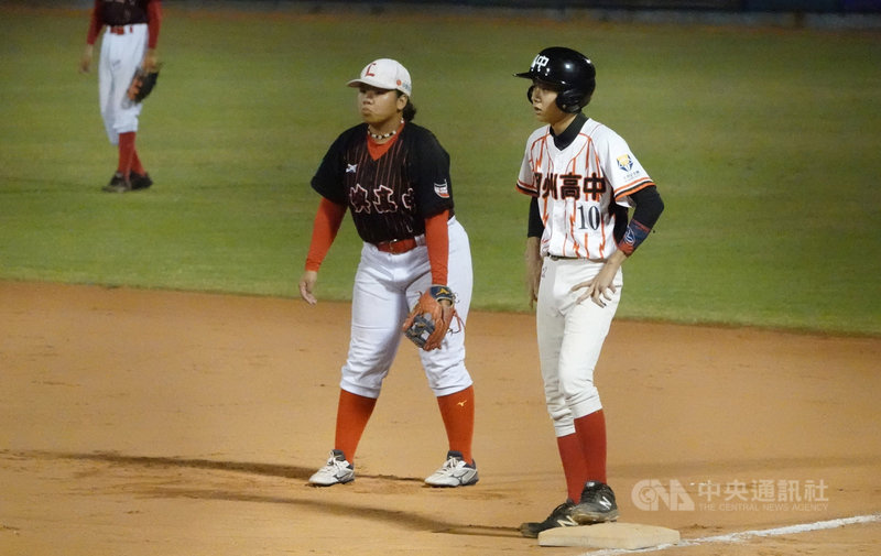 蘭嶼高中參加黑豹旗青棒賽組訓不易,24日與潮州高中交手,終場以0比24、3局吞敗,總教練葉明嘉認為球員有打出不畏困境的價值。中央社記者謝靜雯攝 110年10月24日