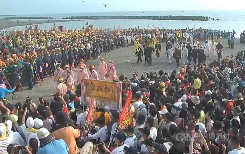 屏東縣東港鎮東隆宮迎王平安祭典24日展開,下午在鎮海公園舉行「請水(王)」儀式,「七角頭」乩童請到代天巡狩「封府千歲」,正式展開為期8天的迎王平安祭。(東隆宮提供)中央社記者郭芷瑄傳真 110年10月24日