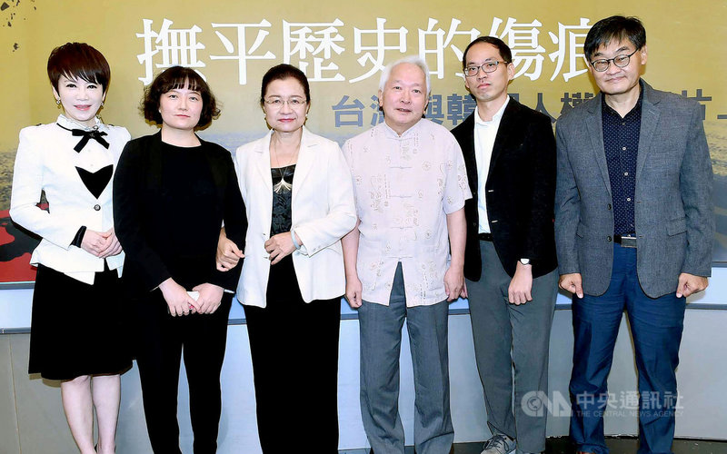 華視新聞將陸續播出紀錄片「誰是加害者-台灣未竟的轉型正義」及「我是戒嚴軍」,台長陳雅琳(左起)、鄭南榕基金會董事鄭竹梅、國家人權委員會委員田秋堇、知韓文化協會執行長朱立熙、台大社會系副教授黃克先、華視總經理莊豐嘉出席記者會。(華視提供)中央社記者王心妤傳真 110年10月24日