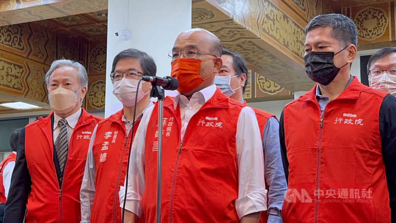 台灣基進立委陳柏惟罷免案通過,外界認為恐衝擊公投。行政院長蘇貞昌(前右2)24日視察中正紀念堂疫苗接種站時受訪表示,公投是對「事」的投票,盼就事論事,不要政治操作。中央社記者王飛華攝 110年10月24日