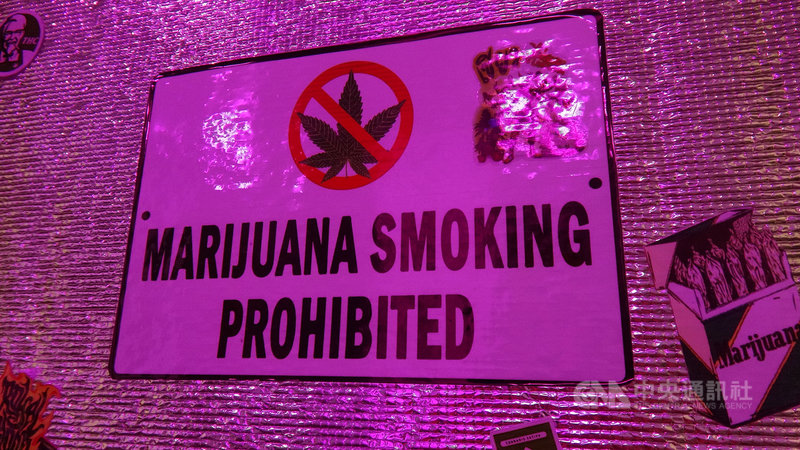 位於曼谷的420 Cannabis Bar是泰國第一間將大麻摻入飲品的飲料店,店家特別在牆上告示禁止顧客在店內抽大麻菸。中央社記者呂欣憓曼谷攝 110年10月24日