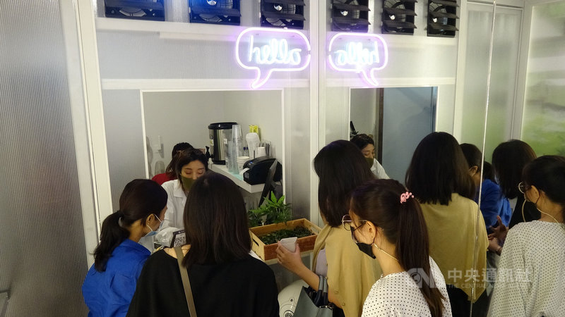 位於曼谷的420 Cannabis Bar是泰國第一間將大麻摻入飲品的飲料店,儘管隱身於深巷內,民眾仍是絡繹不絕。中央社記者呂欣憓曼谷攝 110年10月24日