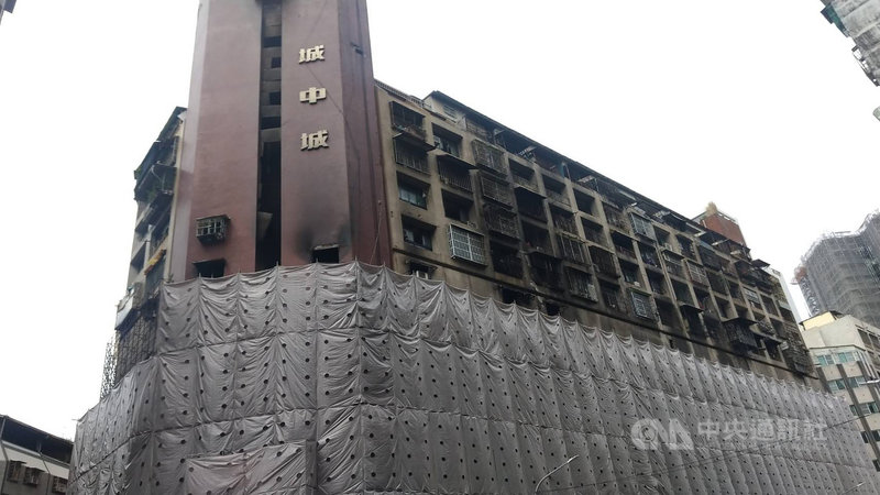 高雄城中城大樓屋齡高達40年,加上日前火警釀46死,未來何去何從,引發外界關注。北、高都市更新學會理事長建議,台南市中國城建物採取區段徵收解決方法,或可借鏡。中央社記者蔡孟妤攝 110年10月24日