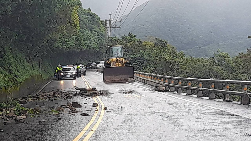 宜蘭縣24日下午1時許接連發生2起地震,台9線蘇花公路115公里附近東澳路段靠山側掉落零星落石,一輛轎車被落石砸中,所幸沒有人員受傷,經清理後,現場於下午2時許恢復雙向通行。(讀者提供)中央社記者王朝鈺傳真 110年10月24日
