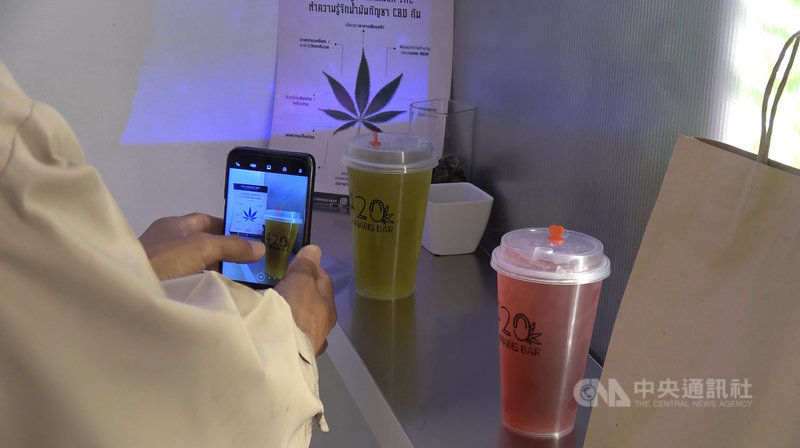 位於曼谷的420 Cannabis Bar是泰國第一間將大麻摻入飲品的飲料店,吸引許多民眾前來嘗鮮拍照。中央社記者呂欣憓曼谷攝 110年10月24日