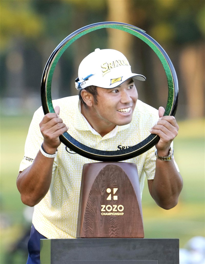 日本29歲高爾夫球選手松山英樹24日在日本千葉縣舉辦的美巡賽ZOZO錦標賽首度拿下冠軍。(共同社)