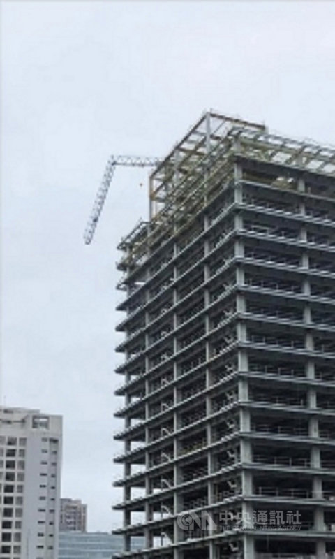 宜蘭24日中午發生規模6.5地震,導致新莊某高樓工地吊臂折斷,所幸未墜落,警消獲報已派員警戒。(翻攝照片)中央社記者王鴻國傳真 110年10月24日