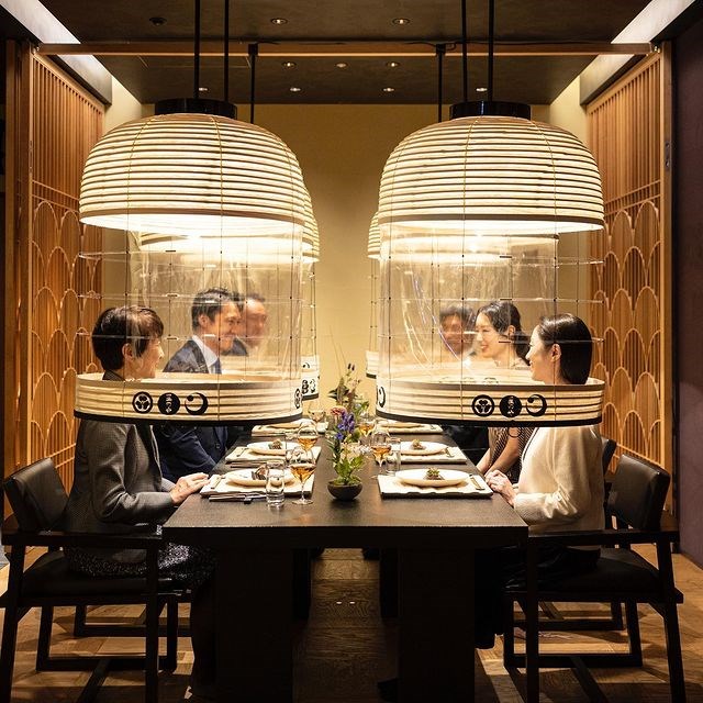 日本飯店業者日前推出「燈籠聚餐」,讓用餐民眾各自進入透明燈籠內,網友對此反應兩極。(圖取自instagram.com/hoshinoya.official)
