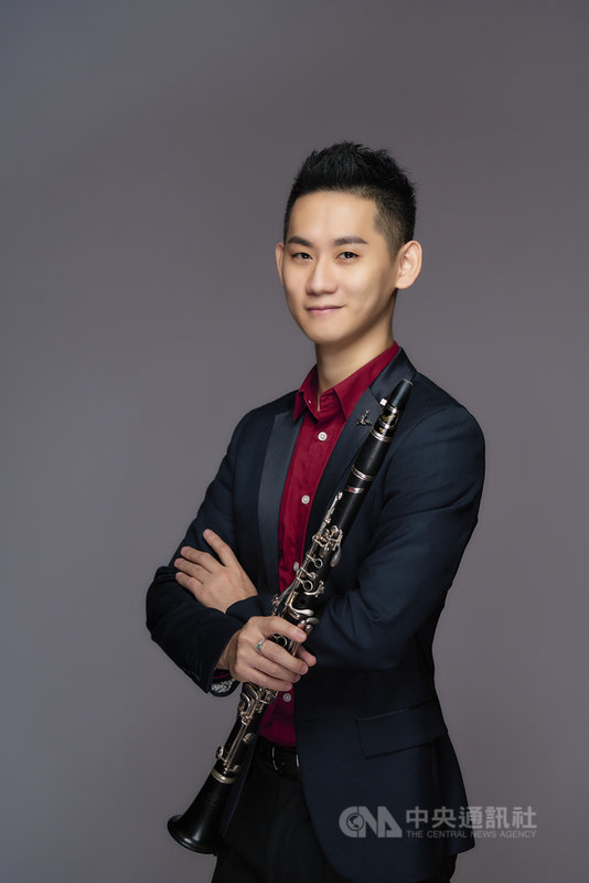 NSO國家交響樂團單簧管副首席賴俊諺,台灣時間24日獲得法國第5屆藍瑟勒單簧管大賽首獎以及最佳觀眾獎殊榮。他表示,非常開心,很感謝樂團全力支持與家人師長鼓勵。(賴俊諺提供) 中央社記者趙靜瑜傳真 110年10月24日